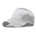Detalle de gorra de béisbol de satén plateado con textura suave y costuras de calidad - Ajustable / Blanco