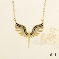 Detalle del colgante de alas de ángel con circonitas y cadena dorada de eslabones O - Estilo Dorado Con Dos Filas de Zirconia Negra