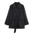 Manteau mi-long noir pour femme avec col à revers et ceinture sur fond blanc neutre - XS / Noir
