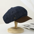 Cappello da strillone a quadri blu con visiera in pelle marrone e dettaglio V in metallo - Blu scuro