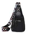 Modische Bauchtasche aus schwarzem PU-Leder mit buntem Gurt und goldenen Reißverschlüssen - Schwarz