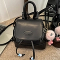 Mini zaino nero in pelle PU con logo PAUTOR in rilievo e ciondolo in peluche rosa - Nero Con Pendente A Coniglio