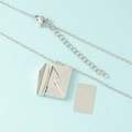 Vue détaillée du collier médaillon enveloppe argenté avec note d'amour en métal amovible - Collier Argent
