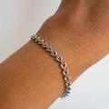Detailansicht eines silbernen Herz-Gliederkettenarmbands am Handgelenk, poliert - Armband / Silber