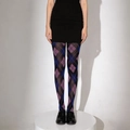 Detailansicht der Argyle-Strumpfhose in Lila und Blau getragen mit schwarzen Loafern - Einheitsgröße (45-75kg) / Blau & Rosa