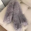 Dicker grauer Kunstpelzschal mit flauschiger Textur für den Winter auf Sofa - 180cm / Grau