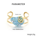 Detail van een gouden roestvrijstalen armband met blauwe schelp en witte parels - Blauw Emaille Schelp Stijl (KB206406-SP)