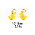 Detailansicht der gelben Ente Anhänger mit Goldhaken, Maße 10x13mm und Gewicht 2,14g - Nr. 1-Kleine gelbe Ente