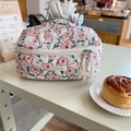 Détail de la trousse de maquillage matelassée avec motif floral rose et tissu doux. - Floral Vintage