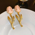 Dettaglio di orecchini a tulipano con smalto rosa e foglie dorate su piatto di ceramica - Tulipano rosa con perla e strass (53#)
