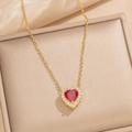 Collier en acier titane doré avec pendentif cœur en zircone rouge et halo brillant - Collier Coeur Rubis (8852)