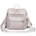 Detail eines hellgrauen PU-Leder-Rucksacks mit Reißverschlüssen und breiten Nylongurten - Macaron Grau