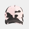 Vista dettagliata di un cappellino da baseball con motivo a mucca rosa e nero e visiera - Stampa Mucca Rosa