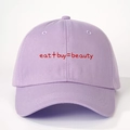 Verstellbare fliederfarbene Baumwoll-Baseballkappe mit rotem Eat Buy Beauty Stickerei - Einheitsgröße / Hellviolett