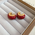 Detail van 18k vergulde C-vormige hars oorbellen in vintage rood en gouden afwerking - Goud Patchwork Wijnrood