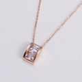 Dettaglio del ciondolo rettangolare in oro rosa con due zirconi quadrati brillanti - Oro rosa