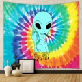 Dettaglio dell'arazzo bohémien tie-dye con alieno verde appeso in un interno moderno - 73X95CM/Tessuto Spazzolato / GT318-4 Alieno Tie-dye