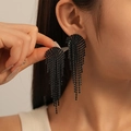 Gros plan de boucles d'oreilles noires géométriques à pompons avec strass sur un modèle - Eventail à Pampille en Strass Noir (Tige en Argent 4#)