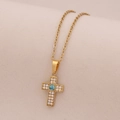 Collar de cruz de acero dorado con circonitas micro-pave y piedra central turquesa - Turquesa