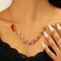 Détail du collier plaqué or 14K avec pendentifs traîneau rouge et rennes de Noël - Combo Traîneau à Renne (DZ-134)