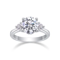 Vue détaillée d'une bague en argent avec trois pierres moissanite de taille brillant rond - US 7 / Argent (R13660-2.0 Carat)