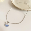 Dettaglio della collana d'argento a foglia di ginkgo con zircone blu e perla elegante - Argento