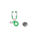 Spilla stetoscopio smaltata verde con cuore rosa e chiusura a farfalla per infermiere - Base Argento Verde
