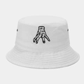 Détail de la broderie main noire et des œillets métalliques sur un chapeau bob en coton blanc - M (56-58cm) / Blanc