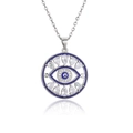 Makroaufnahme des silbernen Evil-Eye-Anhängers mit blauem Zirkon und Kristallen auf Weiß - Böser Blick 20582 / Silber