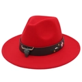 Détail d'un chapeau en feutre rouge avec bande en cuir, tête de taureau et broderies - M / Rouge