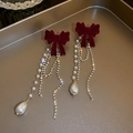 Détail de boucles d'oreilles nœud velours rouge avec perles et glands en strass - Boucles d'oreilles à pompon en perles avec noeud rouge foncé (42#)
