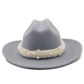 Dettaglio di un cappello fedora grigio in lana con fascia decorativa di perle eleganti - M (56-58cm) / Grigio chiaro