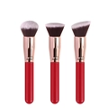 Detailansicht der roten Make-up-Pinsel mit Roségold-Zwingen und weißen Borsten - Flacher Kopf Foundation Rouge Pinsel / China Rot