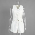Détail d'un ensemble deux pièces blanc avec gilet à col en V et short à taille haute - S / Blanc