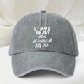 Détail de casquette grise avec le slogan imprimé It’s okay if you don‘t Like Me - Taille unique / Gris