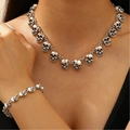 Gothic schedel ketting en armband sieradenset in vintage zilver op een model - Antiek Zilver en 13-Sectie Armband