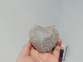 Mini borsa da sera a forma di cuore con cristalli d'argento tenuta in mano - Stile Semplice / Argento