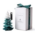 Grüne Duftkerze in Weihnachtsbaumform im Geschenkkarton mit einer Seidenschleife - Schneebedecktes Grün (Wood Sage & Sea Salt)