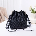 Elegante borsa a secchiello nera con ampia tracolla logata e chiusura a coulisse - Nero