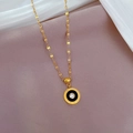 Dettaglio del ciondolo dorato con numeri romani, inserto nero e zircone bianco lucido - Acciaio al titanio / Oro