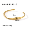 Detailansicht eines unregelmäßigen vergoldeten Edelstahlarmbands mit Abmessungen - Minimalistischer Stromlinienförmiger Stil (NB-B6060-G) / Gold