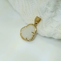 Mini ciondolo Buddha in acciaio inossidabile 18k con inserto bianco traslucido - Bianco
