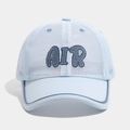 Detail der hellblauen Mesh-Baseballkappe mit AIR 3D-Stickerei und atmungsaktivem Stoff - 54cm (3-8 Jahre) / Hellblau