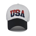 Detailansicht der hochwertigen USA 3D-Stickerei auf der weißen Mesh-Baseballkappe - USA Netzmütze Weiß