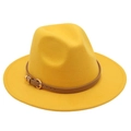 Detalle de sombrero fedora de lana amarillo con banda de cuero marrón y hebilla dorada - M (56-58cm) / Amarillo (Cinturón Hebilla Corazón)