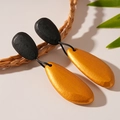 Dettaglio di orecchini vintage con superficie dorata materica e accenti neri - Perno in Argento - Orecchini a Goccia d'Oro
