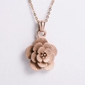 Makroaufnahme von 3D Roségold-Blütenanhänger mit Lagenblüten und feinen Details - Anhänger 28*22mm + Kette 450*1.5mm / Roségold