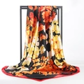 Élégant foulard en soie avec imprimés floraux de plumes de paon sur fond noir - Budding-Noir et Or