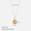 Detail der goldenen Blumenkette mit rotem Zirkon-Zentrum und 402+68mm Edelstahlkette - Gold/Rosa Zirkonia