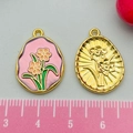 Pendentif ovale en émail doré avec fleur de narcisse pour bijoux DIY et bracelets - 22x16mm / Narcisse Rouge Violet